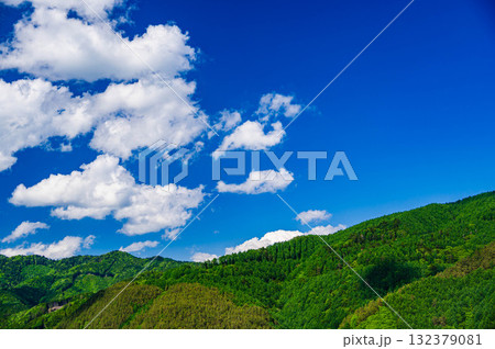 木曽の青空と新緑の山 木曽の青空と新緑の山 132379081
