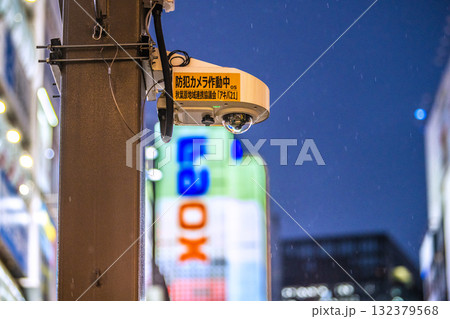 日本の東京都市景観 街角の防犯カメラ作動中。雨の中でも平気、秋葉原駅電気街口の防犯カメラ 日本の東京都市景観 街角の防犯カメラ作動中。雨の中でも平気、秋葉原駅電気街口の防犯カメラ 132379568