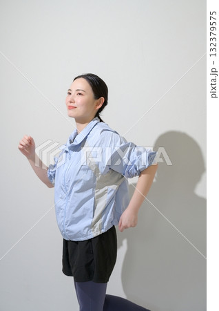 白背景でスポーツをする女性 白背景でスポーツをする女性 132379575