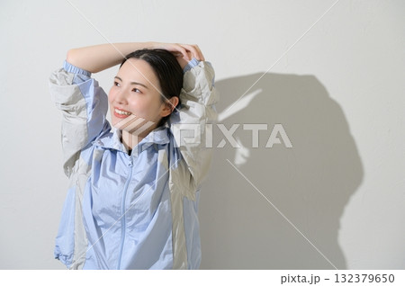 白背景でストレッチをする日本人女性 132379650