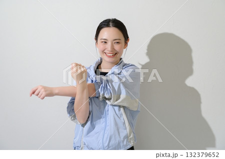 白背景でストレッチをする日本人女性 132379652