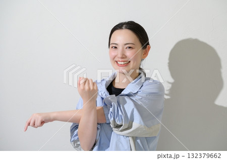 白背景でストレッチをする日本人女性 白背景でストレッチをする日本人女性 132379662