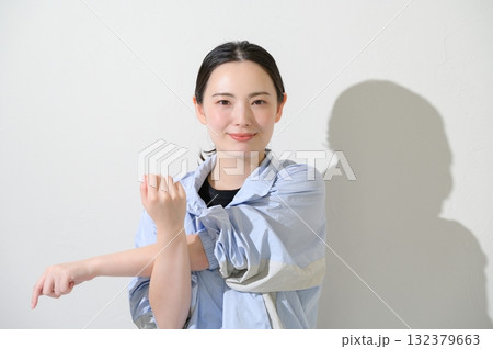 白背景でストレッチをする日本人女性 132379663