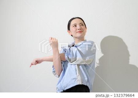白背景でストレッチをする日本人女性 白背景でストレッチをする日本人女性 132379664