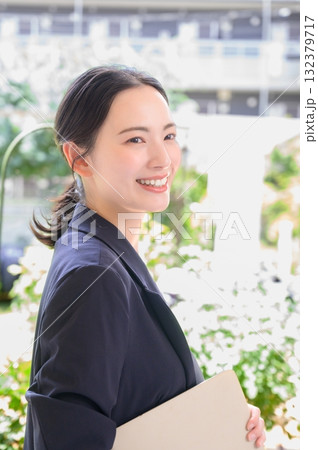 オフィスでパソコンを持つ日本人女性 オフィスでパソコンを持つ日本人女性 132379717