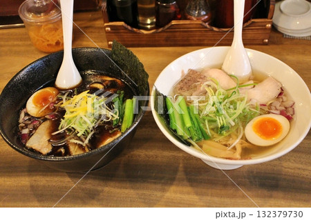東京・銀座の黒醤油ラーメンと白醤油ラーメン 132379730