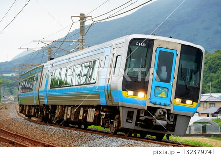 特急しおかぜ号全編成岡山発着に伴い宇多津→高松で運転された2000系・いしづち 特急しおかぜ号全編成岡山発着に伴い宇多津→高松で運転された2000系・いしづち 132379741