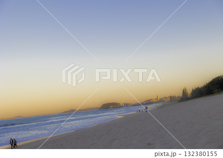夕暮れの海岸 132380155