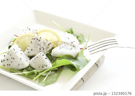 ドラゴンフルーツのフルーツサラダ 132380176