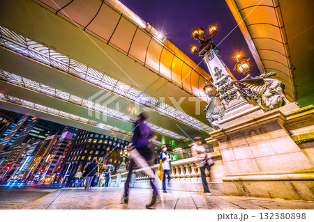 日本の東京都市景観 夜の日本橋。首都高速道路高架下も美しい光が… 日本の東京都市景観 夜の日本橋。首都高速道路高架下も美しい光が… 132380898