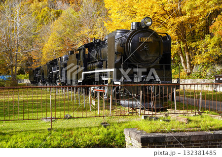 神居古潭の三重連蒸気機関車(手前から9600形、C57、D51) 神居古潭の三重連蒸気機関車(手前から9600形、C57、D51) 132381485