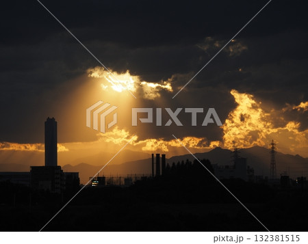 夕暮れの雲の隙間から差す薄明光線と光る関東山地 132381515