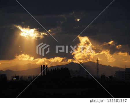 夕暮れの雲の隙間から差す薄明光線と光る関東山地 132381537