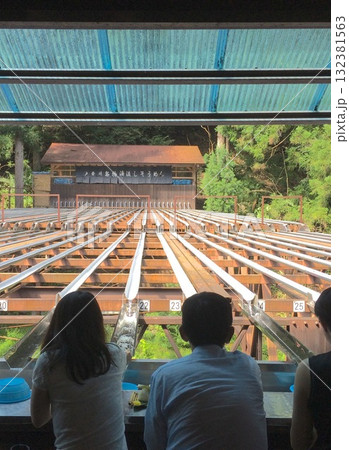 流しそうめんを食べる人たち 132381563