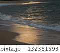 夕日に照らされる波 132381593