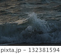 打ち寄せる波 132381594