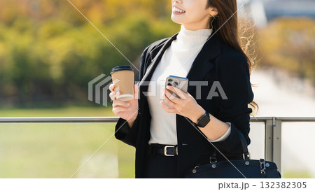 遠くを見つめる女性・ビジネスウーマン 遠くを見つめる女性・ビジネスウーマン 132382305