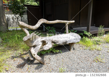 屋外に置かれた木で作った椅子 132382666