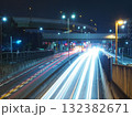 高架の連なる夜道の長時間露光 132382671