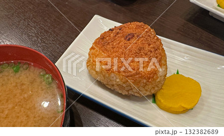 焼きおにぎりと味噌汁の和食 焼きおにぎりと味噌汁の和食 132382689