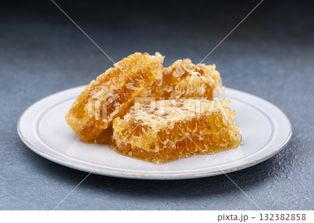 清潔感ある白い皿に盛ったはつみつがあふれる巣蜜 132382858