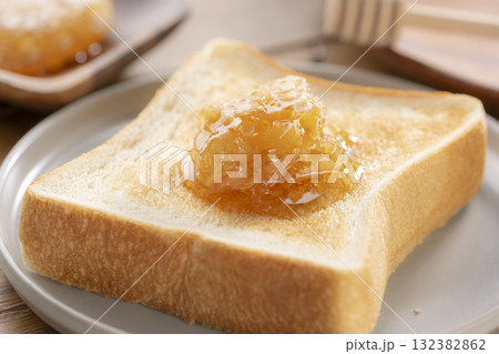 コムハニーをたっぷりのせたハニートーストが並ぶ朝の食卓 132382862