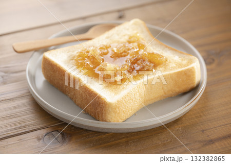 コムハニーの艶やかな蜜が広がるトースト 132382865