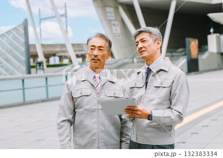 建設現場に立つ作業服の男性 建設現場に立つ作業服の男性 132383334