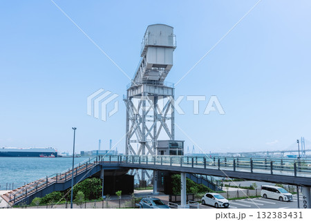 横浜ハンマーヘッドパークと海辺の景観　みなとみらいの港風景 132383431