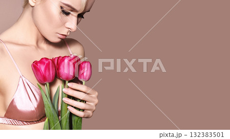 Beautiful sexy Blonde Woman with luxury Make-up. Girl with Spring Flowers Bouquet. Style for Womans Day or Valentines 132383501
