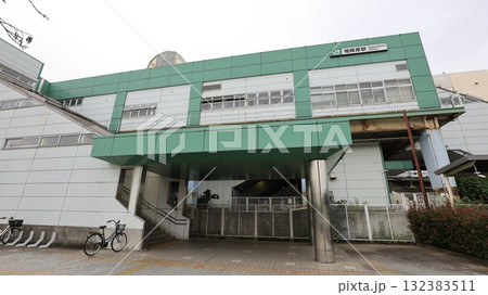 JR横浜線の相模原駅西口から見た駅舎、レンタサイクル用の自転車ラックも 132383511