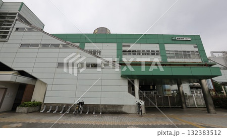 JR横浜線の相模原駅西口から見た駅舎、レンタサイクル用の自転車ラックも 132383512