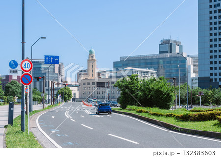 横浜税関（クイーンの塔）と街並み　現代都市の歴史的建築 132383603