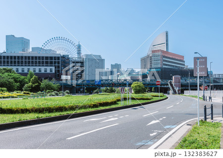 みなとみらいの道路と観覧車 都市とリゾートの街並み 横浜ベイエリアの都市景観 みなとみらいの道路と観覧車 都市とリゾートの街並み 横浜ベイエリアの都市景観 132383627