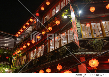 提灯の灯る九份の街並み／台湾 132383742