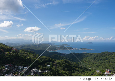 九份から望む山並みと東シナ海／台湾 132383812