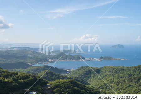 九份から望む山並みと東シナ海/台湾 九份から望む山並みと東シナ海/台湾 132383814