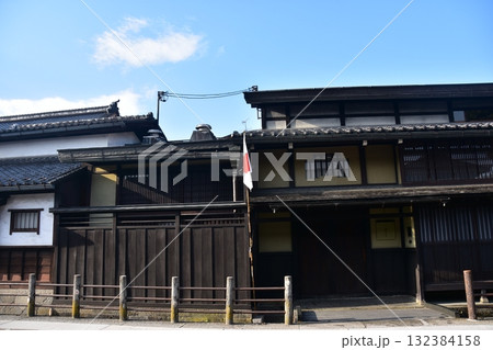 日本の岐阜県 高山市の古い町並み 日本国旗を掲げる古民家と美しい青空 日本の岐阜県 高山市の古い町並み 日本国旗を掲げる古民家と美しい青空 132384158