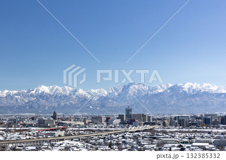 冬の富山市街と立山連峰 132385332