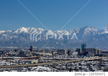 快晴の富山市街と立山連峰 快晴の富山市街と立山連峰 132385471
