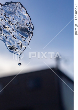 溶け出す氷としずく_縦 溶け出す氷としずく_縦 132385472