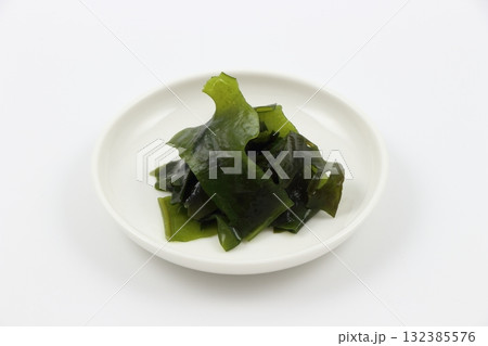 ツヤやかな深緑色が美しい旬の生ワカメの新鮮さ 132385576