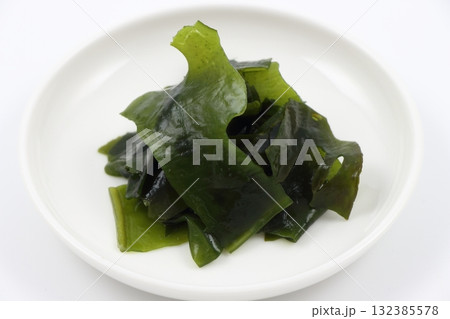 磯の香りが豊かに広がる採れたてワカメのシンプルさ 磯の香りが豊かに広がる採れたてワカメのシンプルさ 132385578