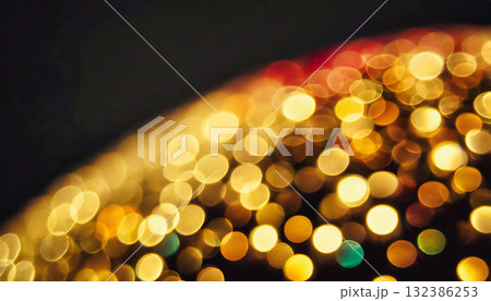 ぼかし効果の金色の光がきらめく背景 / 華やかで幻想的な雰囲気を演出するデザイン素材 ぼかし効果の金色の光がきらめく背景 / 華やかで幻想的な雰囲気を演出するデザイン素材 132386253