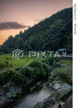 清流と夕日 132386266