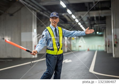 警備員　交通誘導員　シニアの男性 132386407