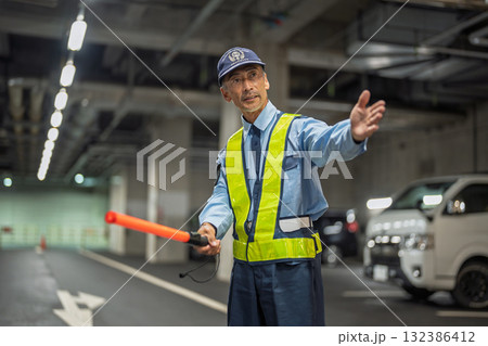 警備員　交通誘導員　シニアの男性 132386412