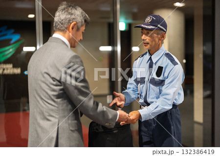 警備員　手荷物検査　守衛 132386419