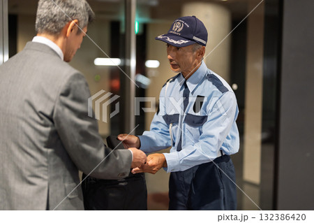 警備員　手荷物検査　守衛 132386420
