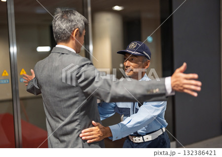 警備員　ボディーチェック　シニア男性 132386421